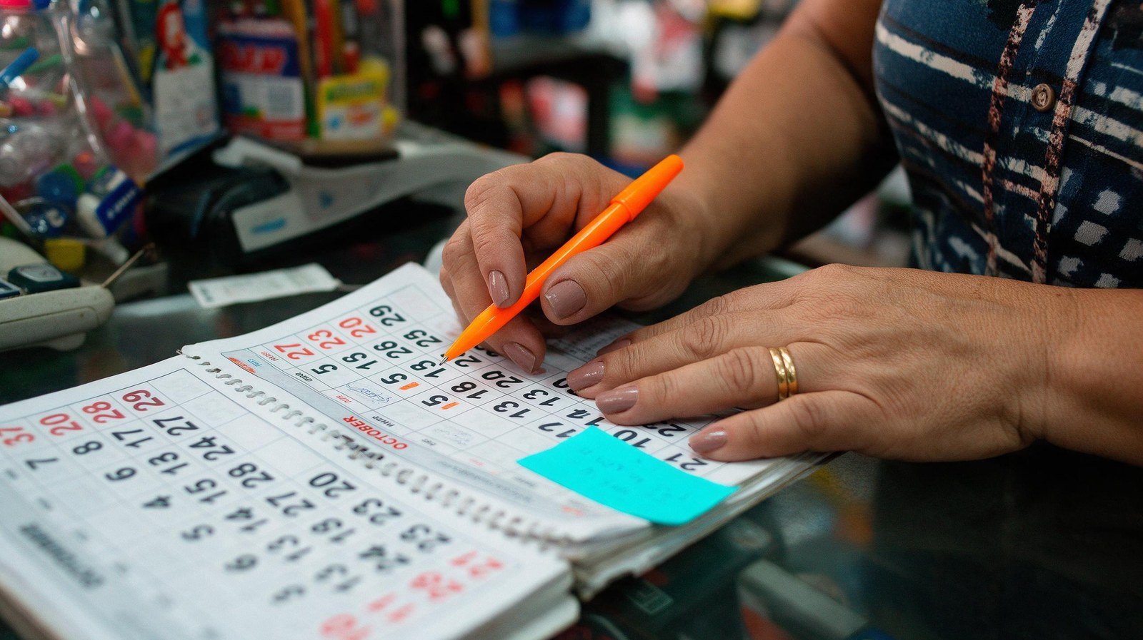 Comerciante marcando datas de outubro e novembro no calendário para planejar a Black Friday